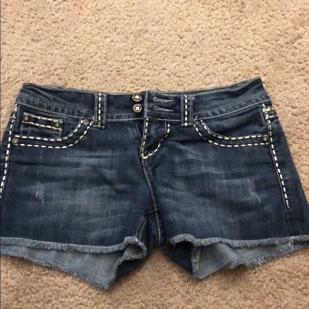 Jean shorts w/ super cute detailing!